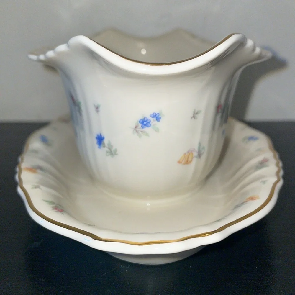 Syracuse China Suzanne gravy boat w an attached underplate. Vintage. 40’s-70’s‎